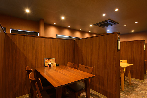 串なごみな店内、テーブル席